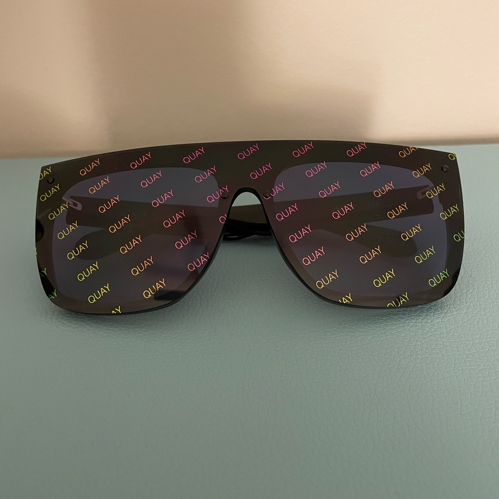 Quay sunglasses with case